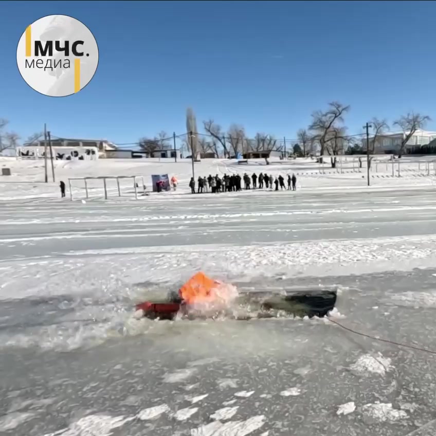 Учения на льду: педагоги Волжского отработали спасение провалившегося под лёд