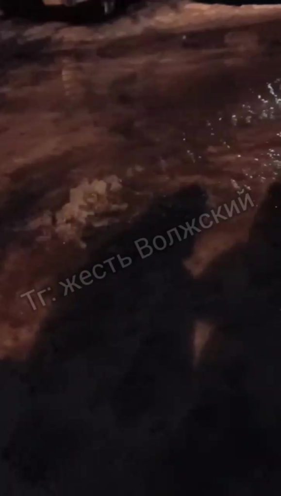 На улице Нариманова произошёл прорыв канализационного люка