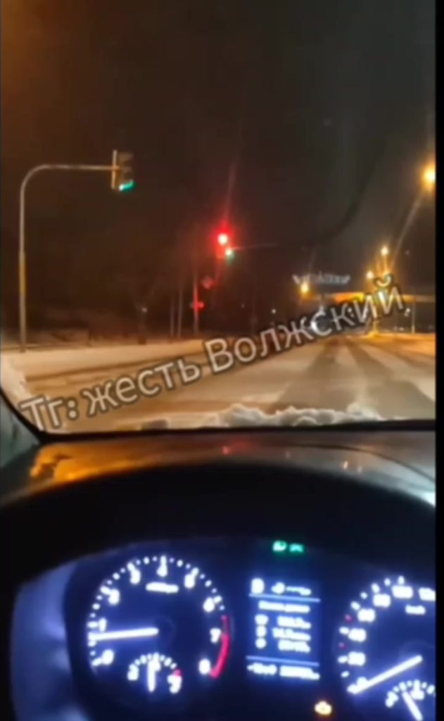 Водителей Волжского предупреждают об опасности на улице Энгельса