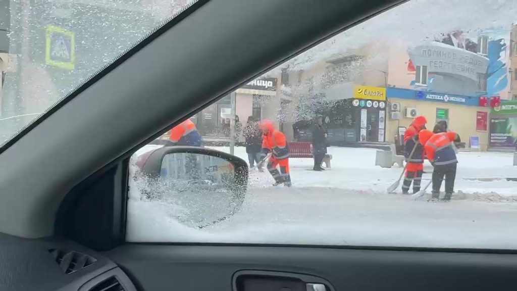 В Волжском началась масштабная уборка снега после снегопада