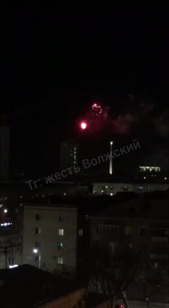 Волгоградцы отметили День защитника Отечества праздничным салютом