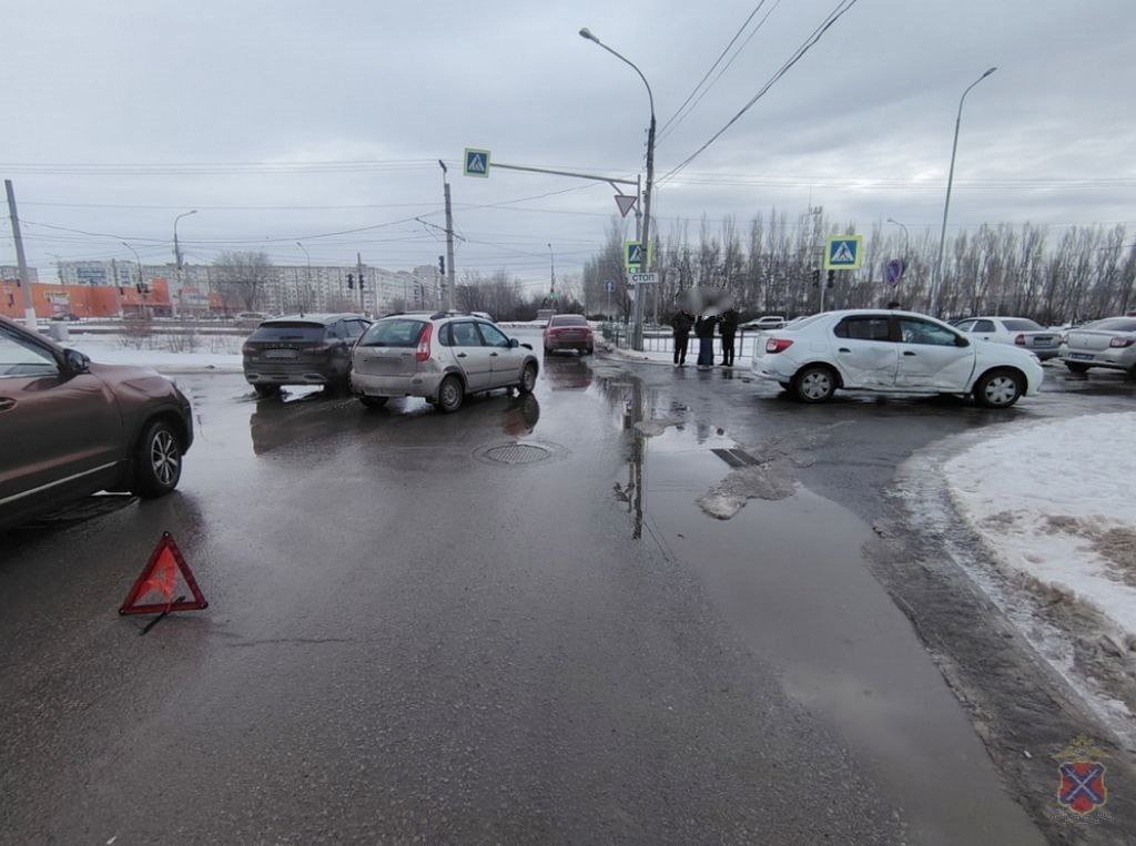 ДТП на перекрестке в Волжском: два человека госпитализированы
