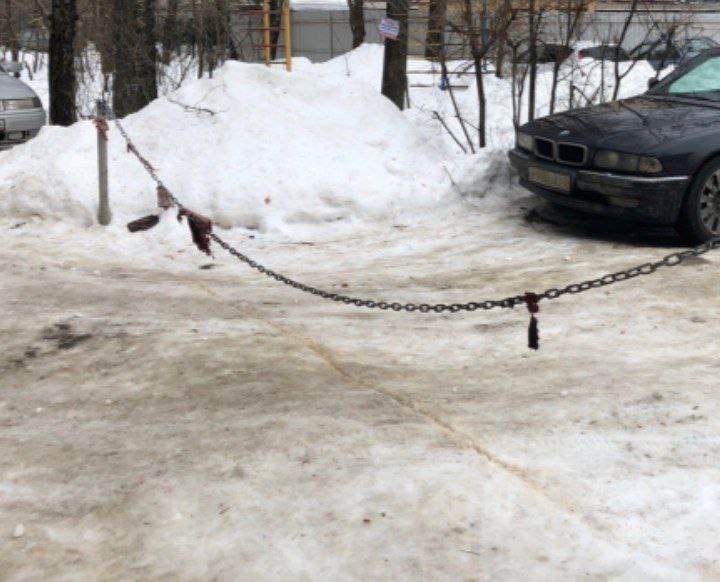 Волжский сносит незаконные парковочные барьеры во дворах