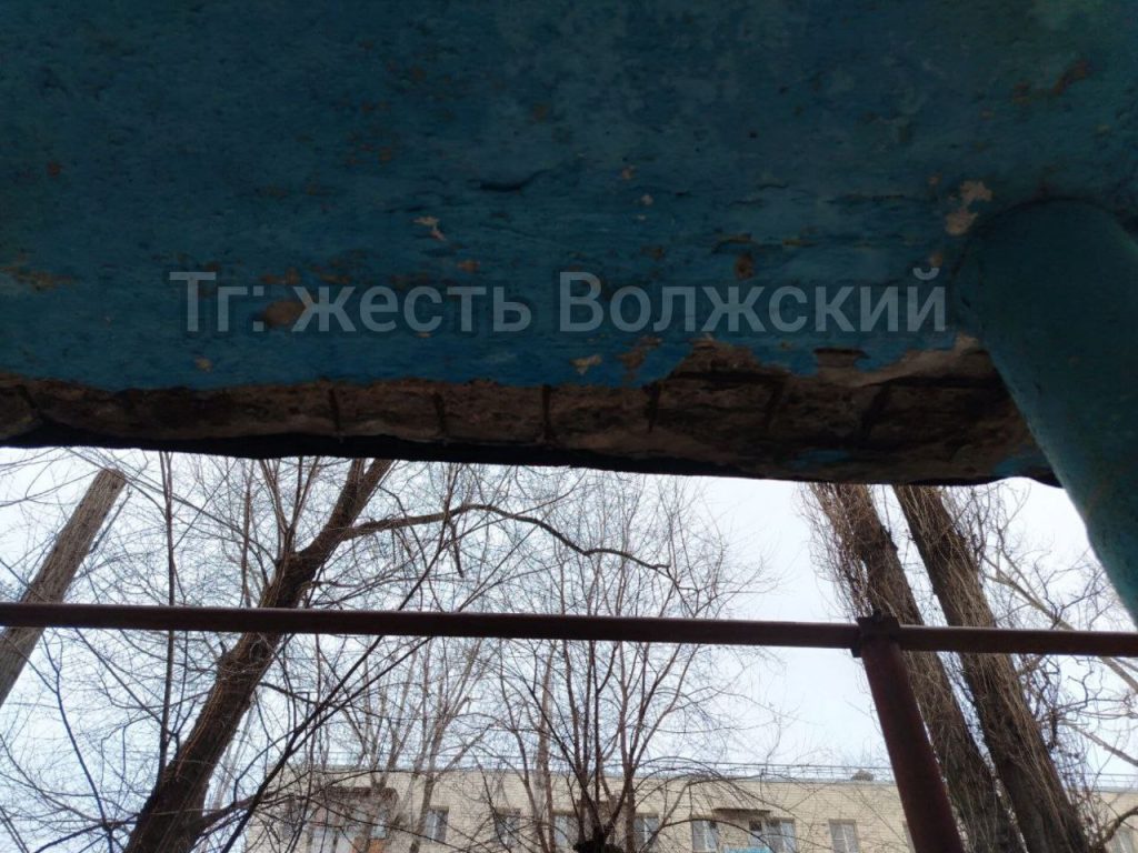 Аварийный козырёк угрожает жителям дома на Карбышева в Волжском