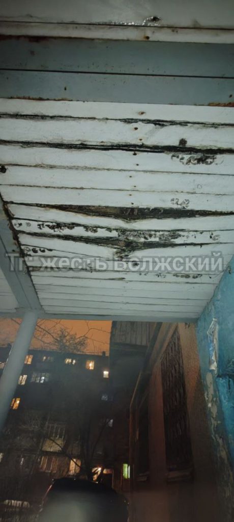 Аварийная кровля угрожает жителям дома на улице Энгельса
