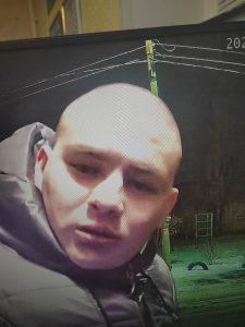 В Волжском разыскивают похитителя куртки у пенсионера-инвалида