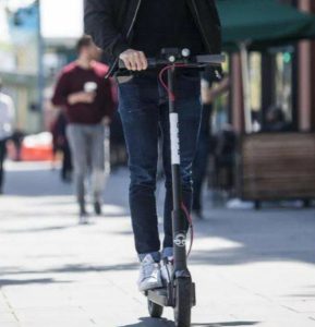 Электросамокаты могут исчезнуть с тротуаров: Путин поручил рассмотреть запрет