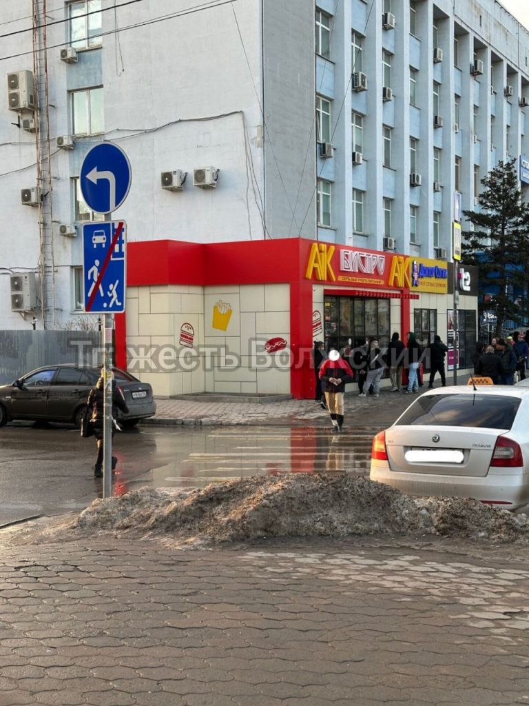 Ледяная глыба в районе «Спутника» создала препятствие для пешеходов