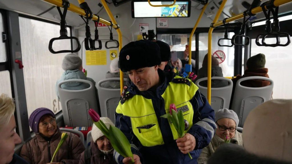 Волжские автоинспекторы поздравили женщин с 8 Марта цветами на дорогах