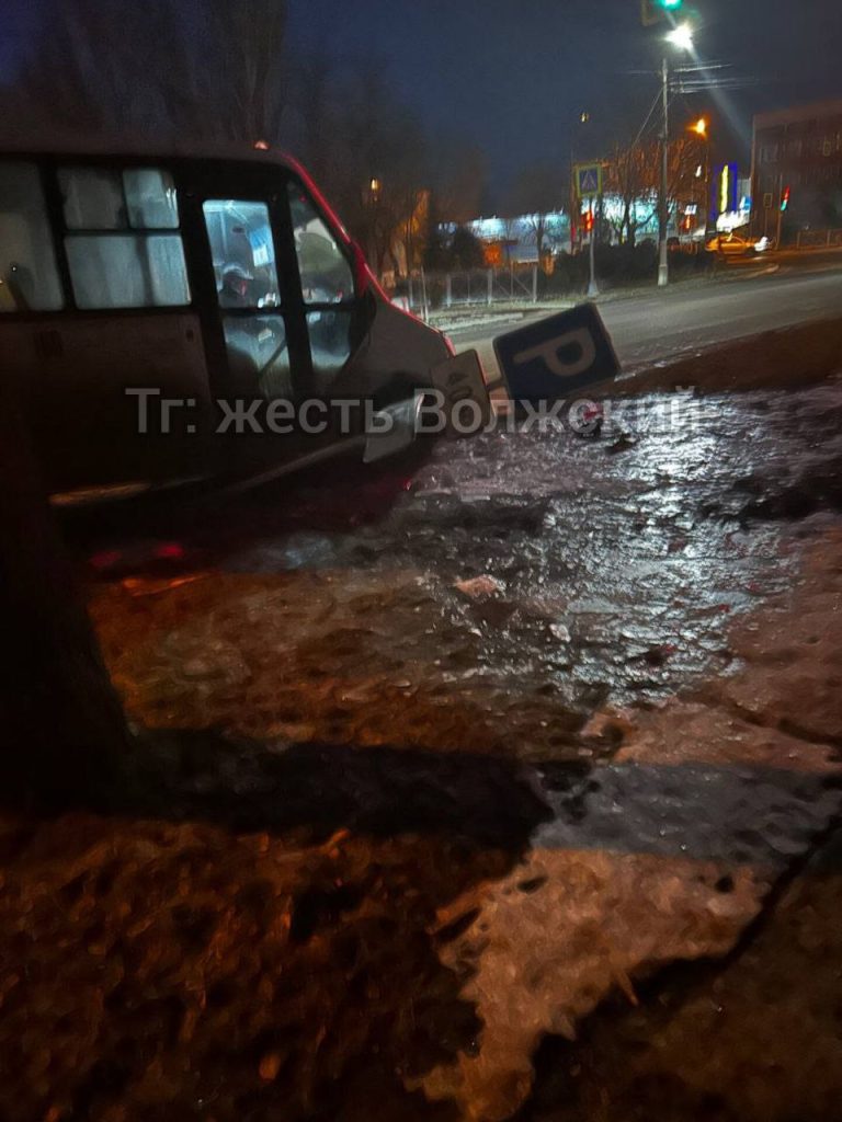 Маршрутка врезалась в дорожный знак возле торгового центра «Планета Лето»