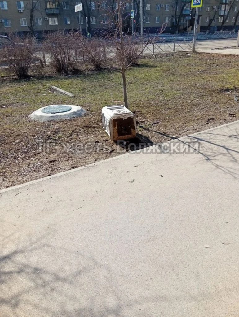 Вандализм на улице Мира: бетонная урна повержена в неравном бою