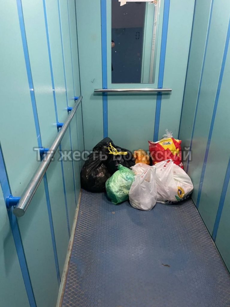Лифт превратился в свалку: жители дома в Волжском страдают от соседского мусора