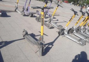 Сервисы кикшеринга вернулись в Волжский: радость или головная боль?