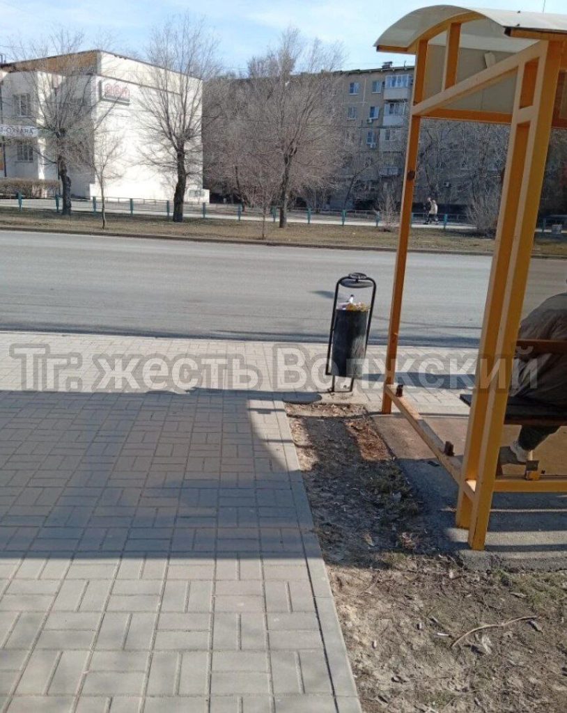 Разбитое стекло на остановке «Профсоюзов» требует срочного ремонта