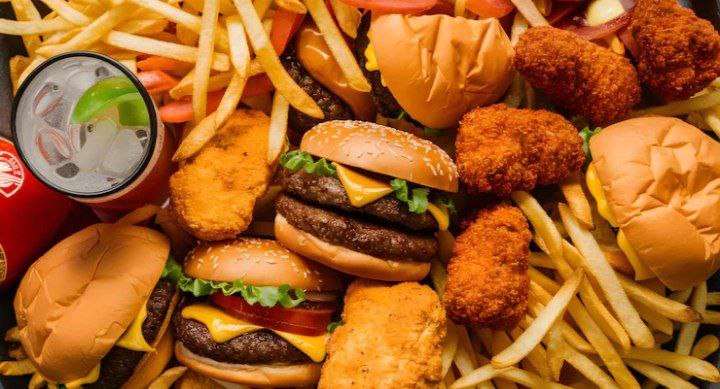 В России предложили ограничить продажу фастфуда для молодежи