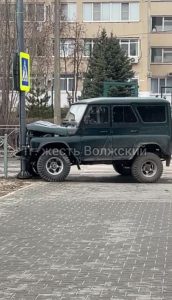 В Волжском автомобиль сбил женщину на пешеходном переходе