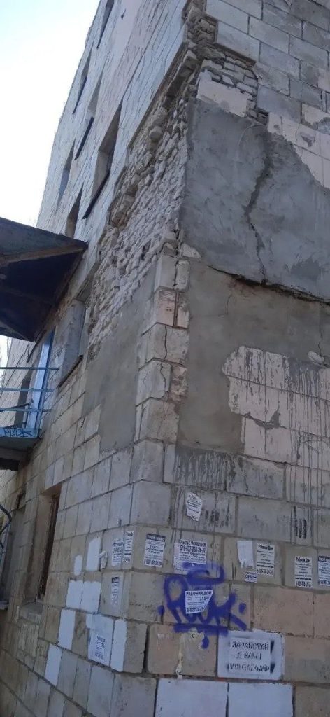 Аварийный фасад дома на улице Космонавтов угрожает прохожим в Волжском
