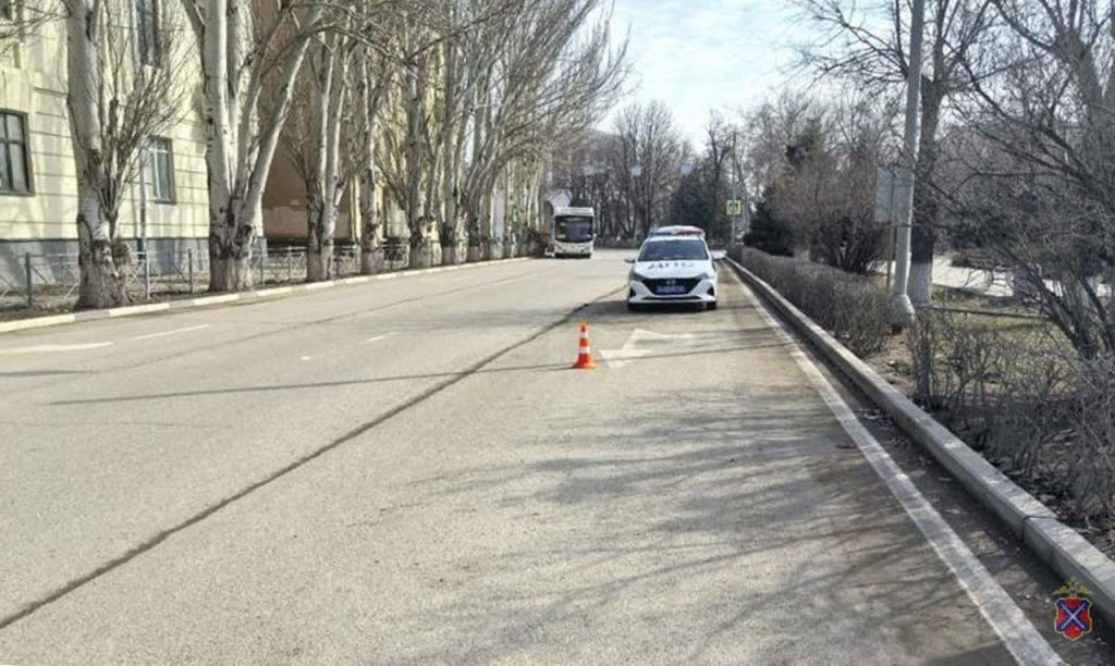 Пассажирка пострадала при резком торможении маршрутки в Волжском