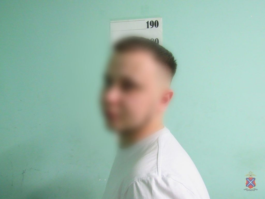 В Волжском водитель на Mitsubishi повредил шесть автомобилей и скрылся с места ДТП