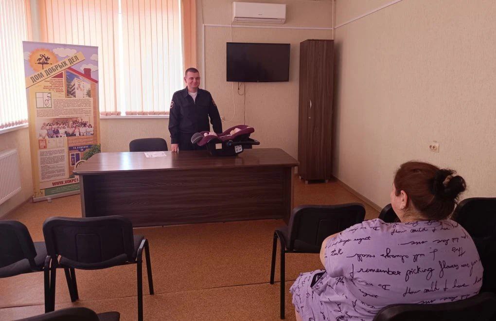 Инспекторы ГАИ провели мастер-класс по безопасности для новорожденных в перинатальном центре