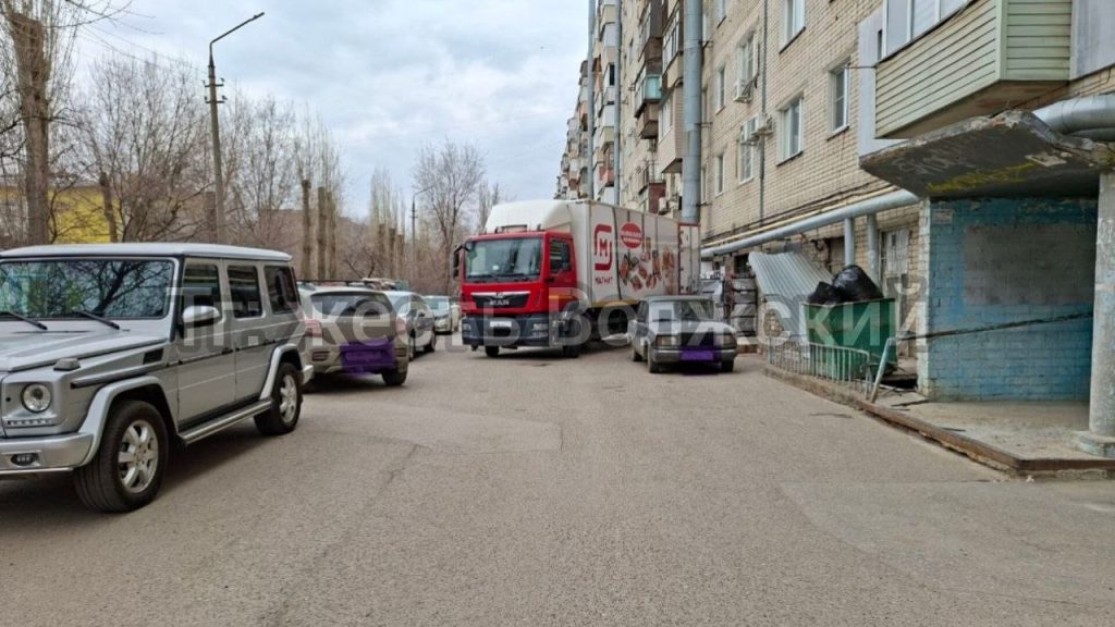 Разгрузка «Магнита» парализовала движение на проспекте Ленина