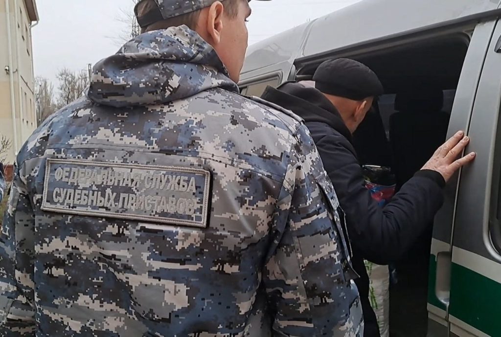 В Волжском судебные приставы нашли уклонистов алиментов в неожиданных местах