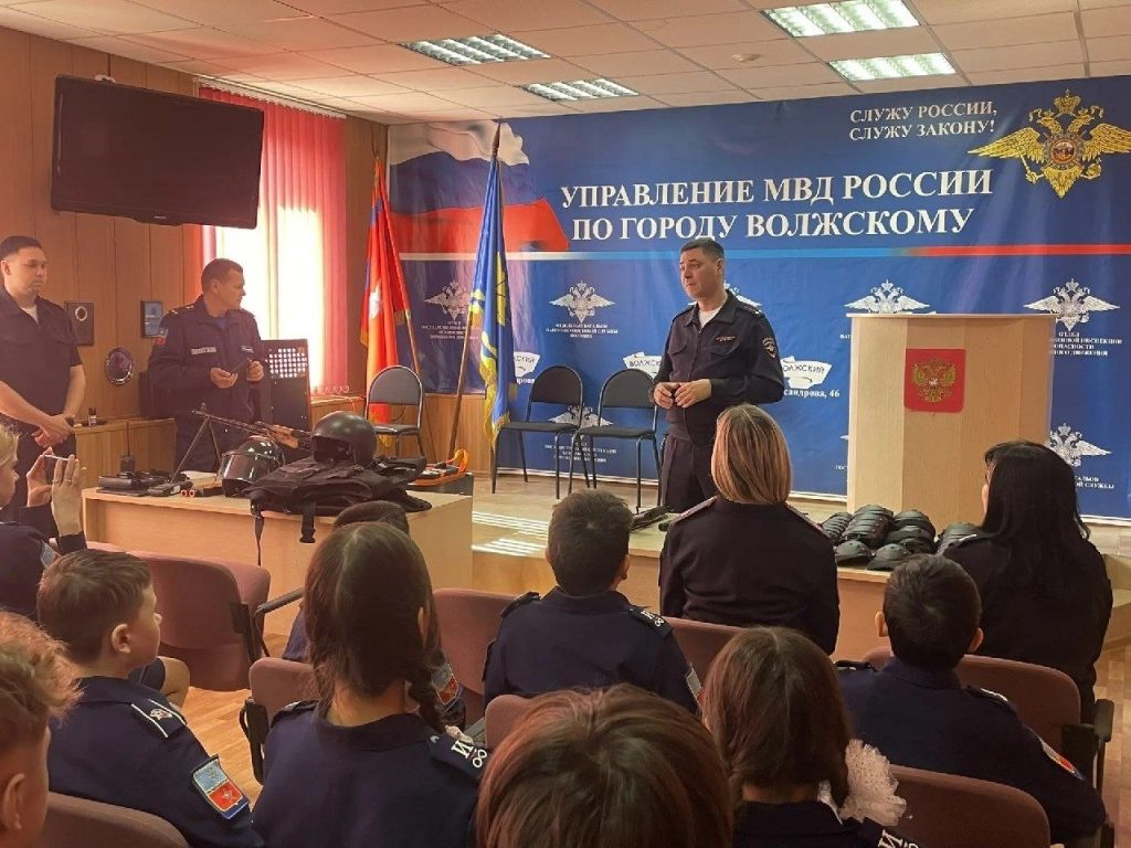 Юные инспекторы движения поздравили Госавтоинспекцию с юбилеем