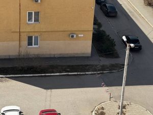 Самовольный шлагбаум на парковке: жильцы решили ограничить доступ