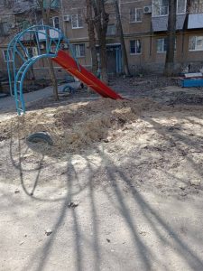 Детская площадка на Энгельса, 17 превратилась в стихийную парковку