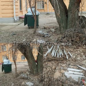 Опасная находка в центре Волжского: ртутные лампы обнаружены во дворе жилого дома