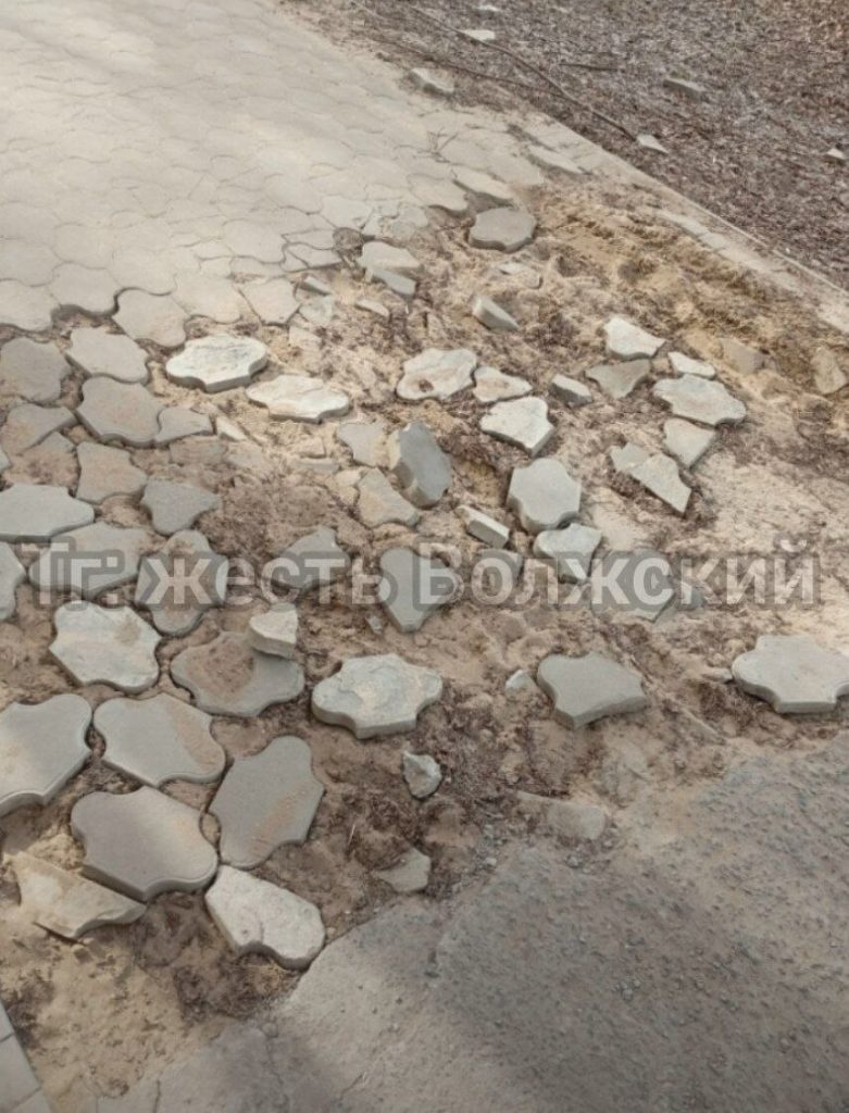 Тротуар у политеха на Энгельса требует срочного ремонта