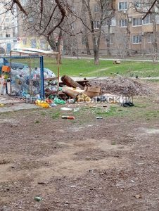 Двор на площади Труда превратился в стихийную свалку