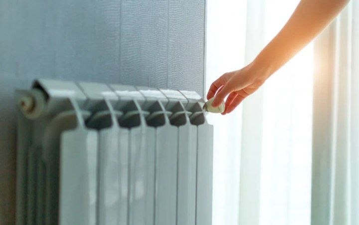 Жители Волжского жалуются на жару в квартирах из-за горячих батарей