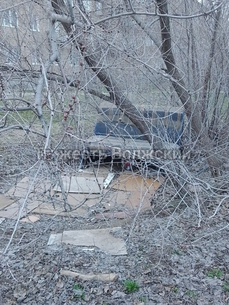 Мемориальная зона превратилась в свалку: у памятника Сталинградской битве появился «арт-объект» из хлама