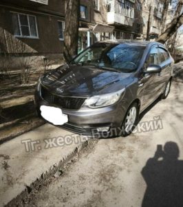 Год терпения: автомобилист продолжает парковаться на тротуаре, игнорируя просьбы жителей