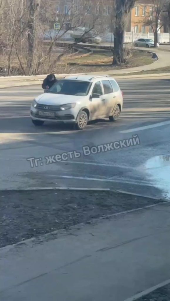 Пьяный пешеход создаёт опасность на дороге в Волжском