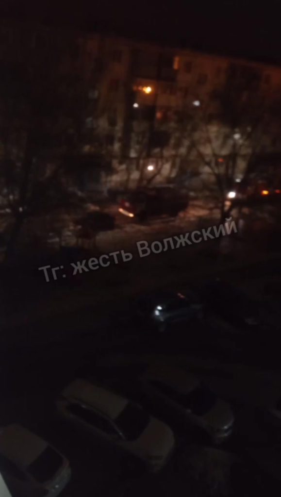 Три пожарных расчета и скорая работали в 23-м микрорайоне Волжского