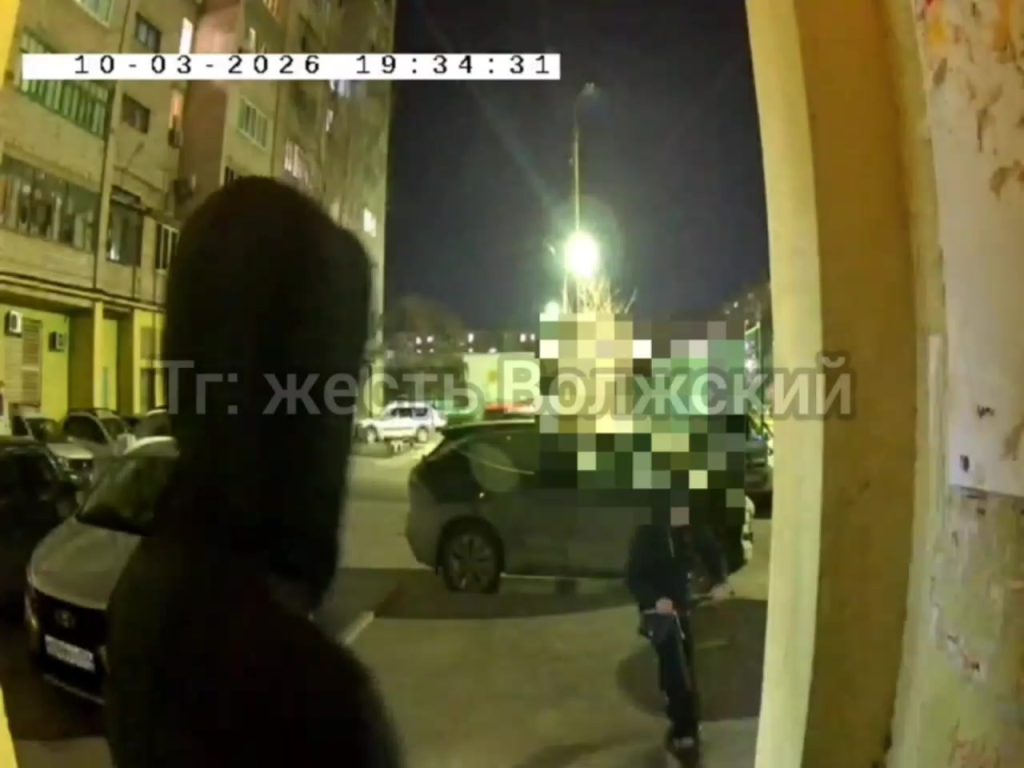 Подростки-вандалы разгромили домофон на улице Мира в Волжском