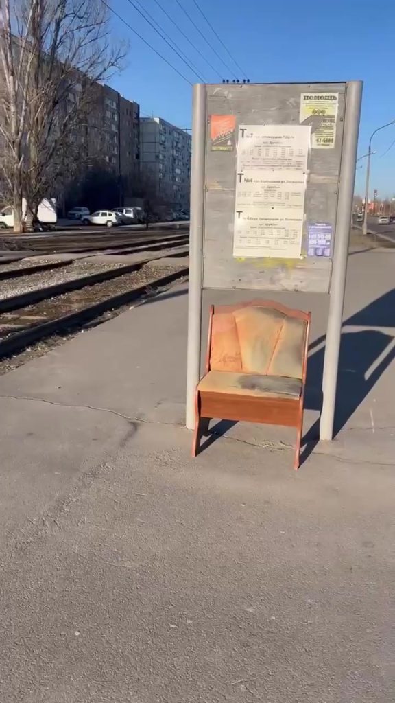 Необычная остановка: в Волжском появилась «VIP-зона» с мягким креслом