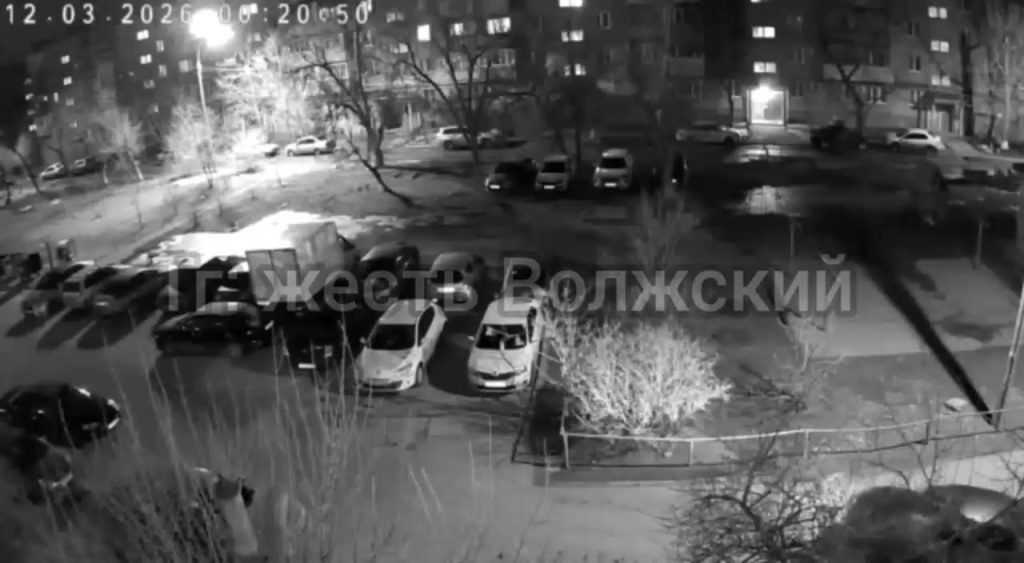 Ночное ДТП во дворе на улице Мира: водитель скрылся с места аварии