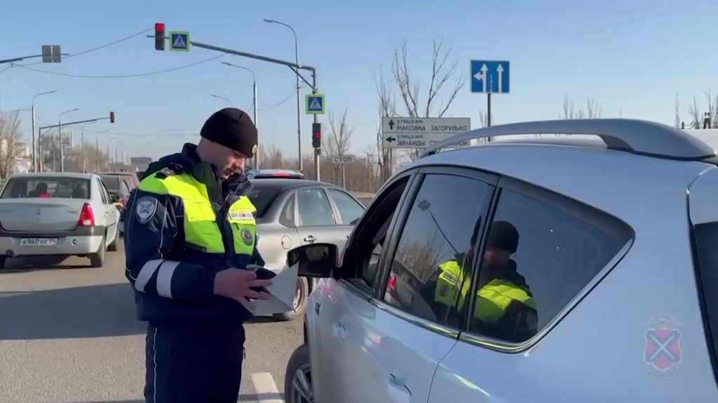 За сутки в Волжском оштрафовали 21 водителя за нарушение правил перевозки детей