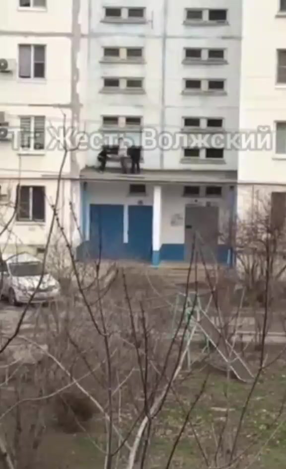 Дети играют на высоте: в Волжском зафиксирована опасная забава на козырьках подъездов