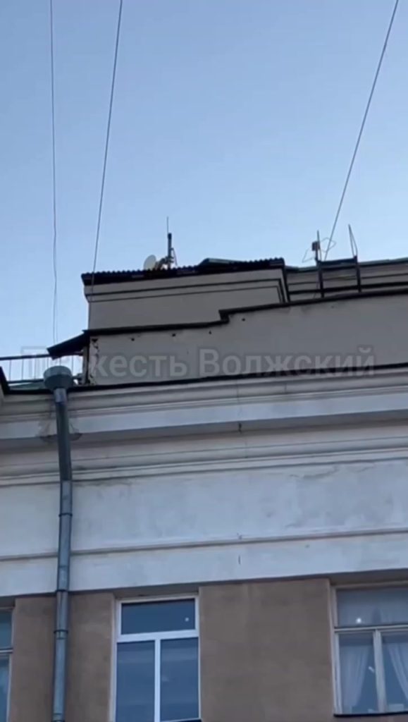 Угроза с высоты: на крыше ДК ВГС обнаружен опасный металлический лист