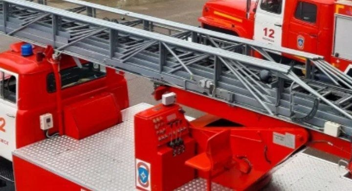 Пожар в дачном массиве Волжского: огонь уничтожил имущество в жилом доме