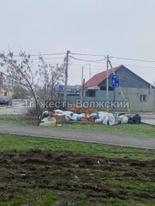 Новая стихийная свалка образовалась на перекрёстке в посёлке Рабочем