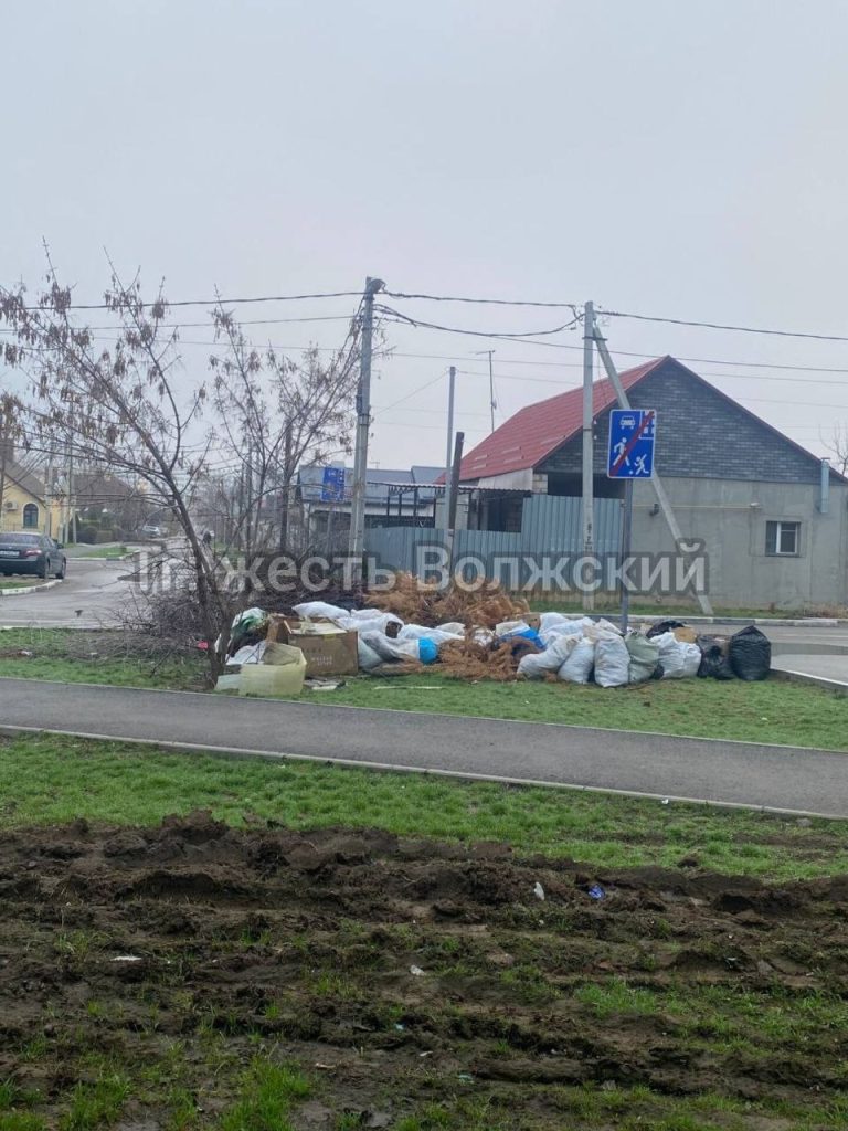 Новая стихийная свалка образовалась на перекрёстке в посёлке Рабочем