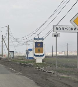 Непарадный вид Волжского: въезд в город утопает в мусоре и проводах