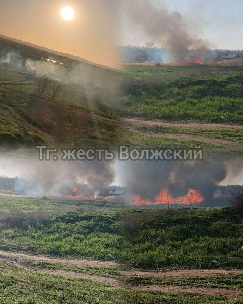 Пожар на поле с камышами в 36 микрорайоне Волжского