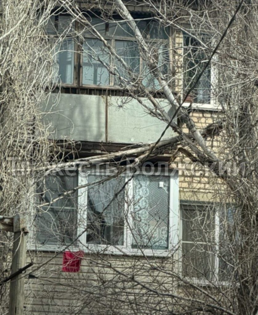 Аварийная ветка угрожает пешеходам на улице Кирова