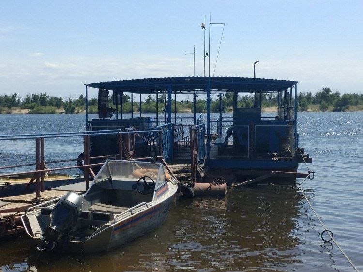 Паром через Ахтубу приостанавливает работу из-за весеннего паводка